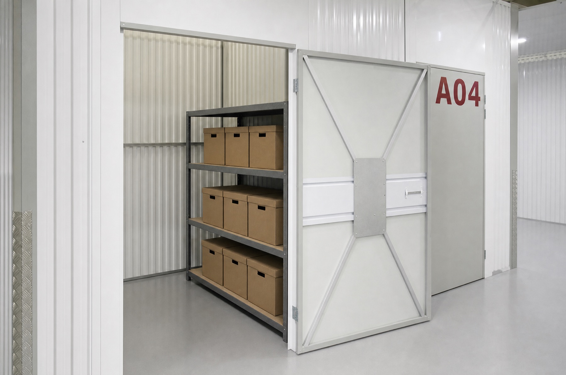 Geöffneter Lagerraum A04 mit Regal und Archivkartons